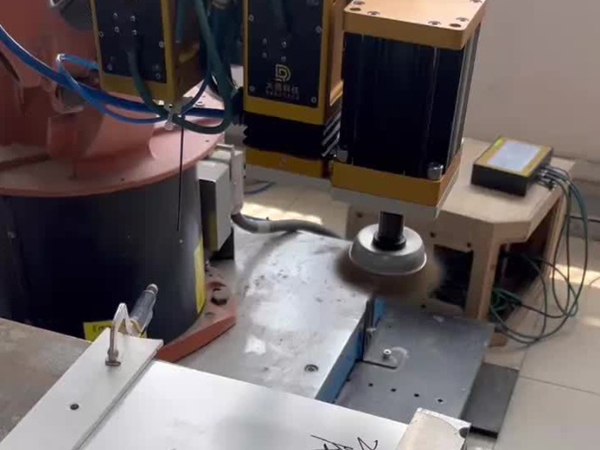 打磨機(jī)器人薄板打磨--新寶智能